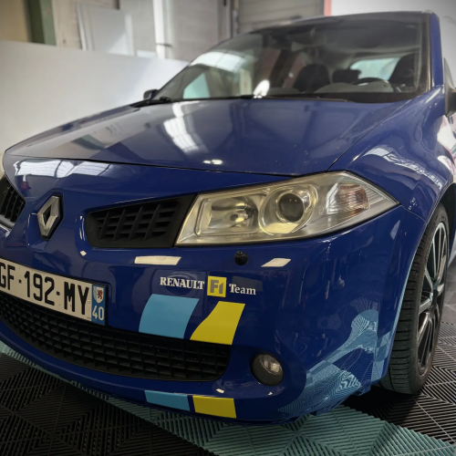 Flocage de stickers Renault F1 Team jaunes et bleus sur Renault Mégane RS, vue avant