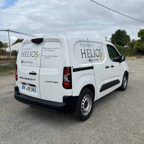 Peugeot Partner blanc avec marquage du logo Fournil Hélios sur la portière
