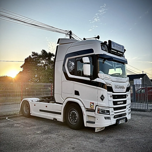 Décoration adhésive noire sur la cabine d'un camion Scania blanc