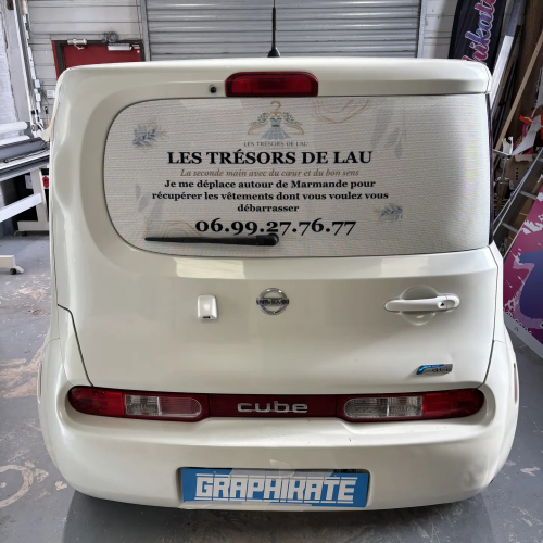 Marquage du hayon d'une Nissan Cube pour Les Trésors de Lau à Marmande
