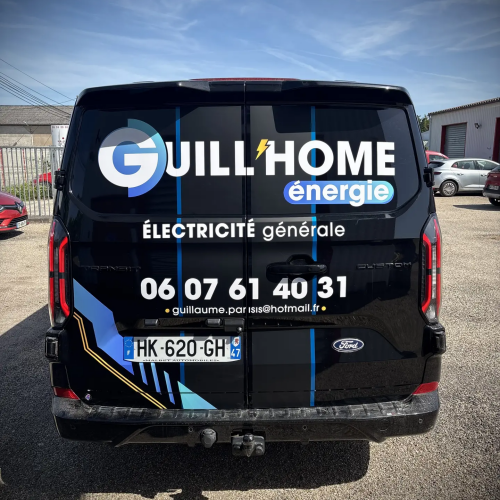 Portes arrière d'utilitaire marquées Guill'Home Énergie, électricité générale, avec coordonnées