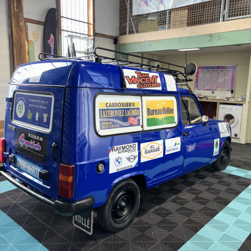 Renault 4L trophy bleue avec marquage des logos de sponsors, vue arrière