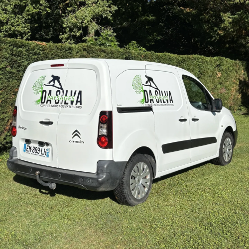 Marquage publicitaire avec logo vert sur utilitaire Citroën Berlingo blanc