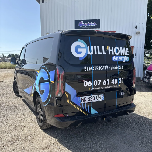 Utilitaire Guill'Home Énergie avec marquage logo, téléphone et bandes graphiques, vue trois-quarts arrière