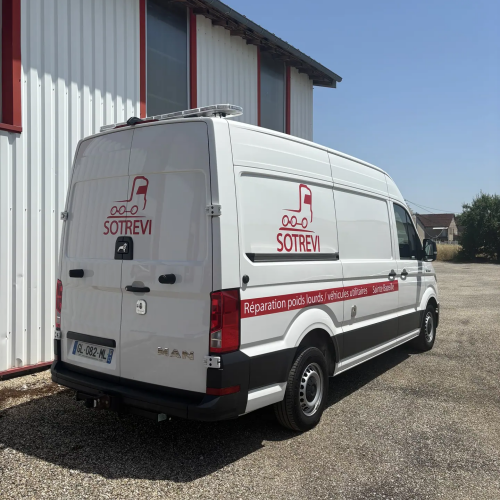 Marquage rouge Sotrevi, réparation poids lourds, sur utilitaire MAN blanc, vue arrière