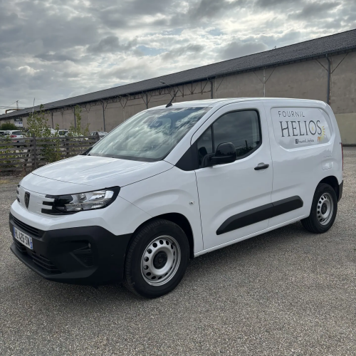 Lettrage adhésif et logo Fournil Hélios sur utilitaire Peugeot Partner blanc en Lot-et-Garonne