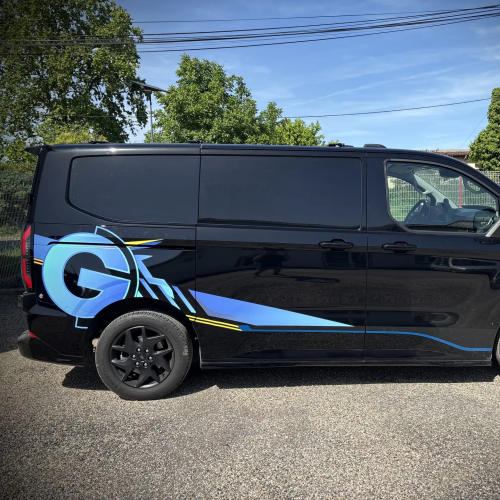 Ford Transit Custom noir avec marquage logo G et bandes bleues, vue de profil