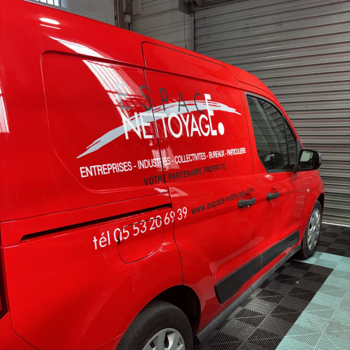 Marquage publicitaire en lettrage découpé avec logo sur utilitaire rouge