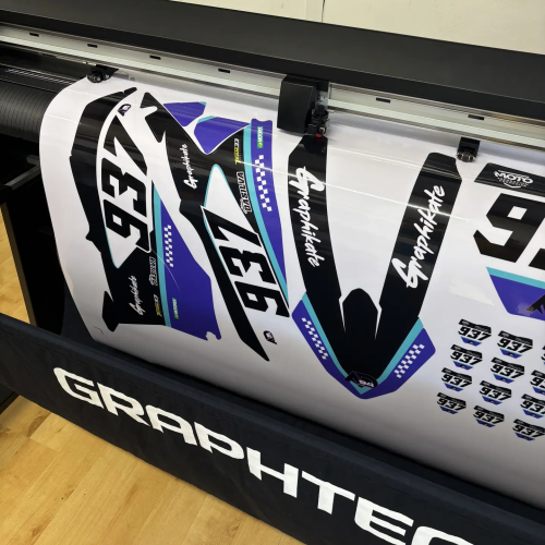 Découpe au plotter d'un kit déco moto personnalisé numéro 937 chez Graphikate