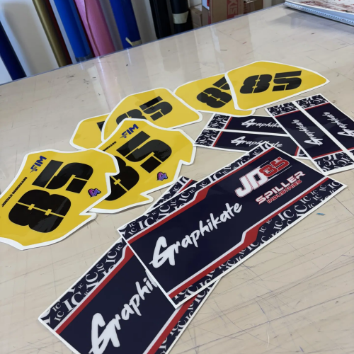 Fonds de plaque jaunes numéro 85 et stickers moto personnalisés Graphikate