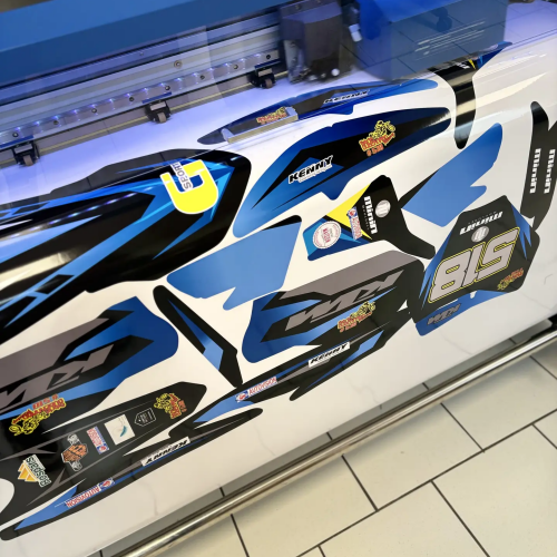 Planche de kit déco moto bleue imprimée, prête pour la découpe dans l'atelier