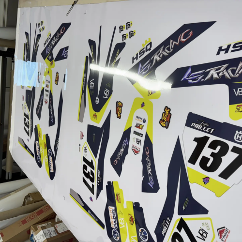 Planche de kit déco Husqvarna numéro 137 imprimée en grand format avant découpe