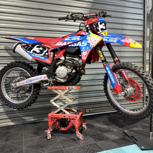Moto cross GasGas habillée d'un kit déco rouge et bleu numéro 13