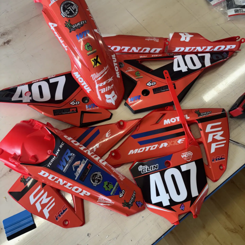 Plastiques Honda CRF rouges avec kit déco personnalisé numéro 407