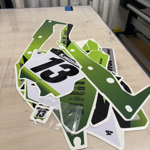 Kit déco Kawasaki KX vert et blanc avec numéro 13, découpé dans l'atelier