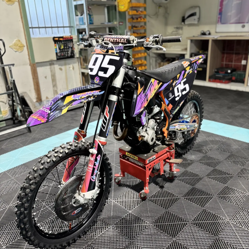 Kit déco moto cross personnalisé violet et orange sur KTM numéro 95