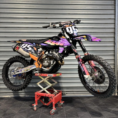 Kit déco personnalisé violet et orange sur KTM de motocross, vue de profil, Lot-et-Garonne