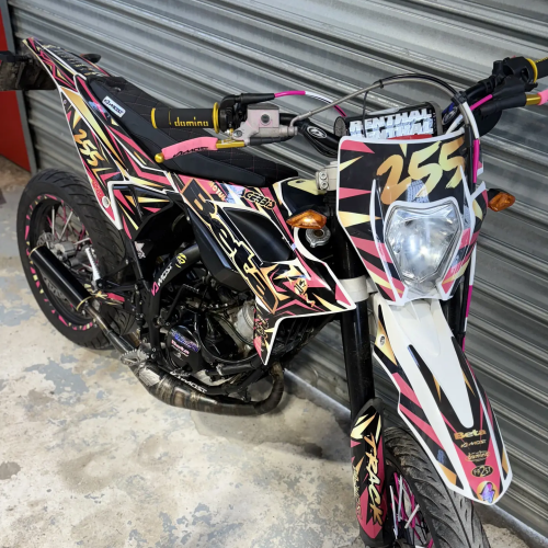 Kit déco rose et doré numéro 255 sur moto 50, vue avant