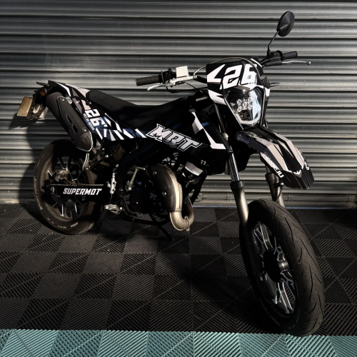 Kit déco noir et blanc sur supermotard avec numéro 26