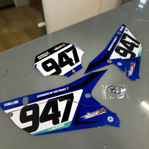 Kit déco complet Yamaha YZ450F bleu et noir personnalisé avec numéro 947 et sponsors