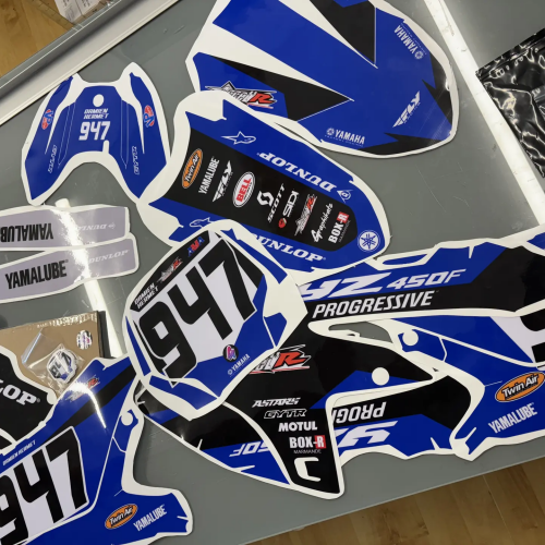 Plaques numéro 947 et ouïes de radiateur bleues pour kit déco Yamaha personnalisé