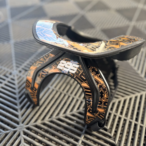 Arrière d'une minerve moto cross personnalisée avec stickers orange et numéro 295
