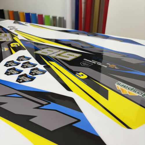 Détail de stickers pour kit déco moto KTM jaune, bleu et noir