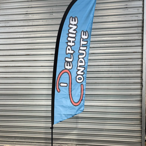 Drapeau publicitaire beach flag bleu pour l'auto-école Delphine Conduite
