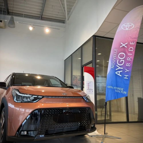 Drapeau publicitaire personnalisé dans le showroom d'une concession toyota automobile