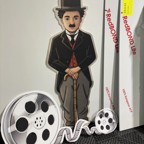 Panneau découpé à la forme en silhouette de Charlie Chaplin avec bobines de film