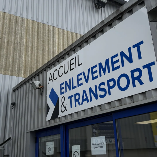 Panneau de façade Accueil Enlèvement et Transport posé sur bardage métallique