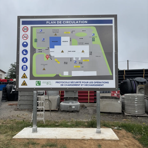 Panneau plan de circulation et consignes de sécurité sur poteaux pour site industriel