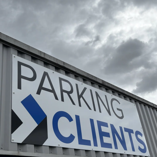 Panneau de signalétique extérieure Parking clients fixé en façade