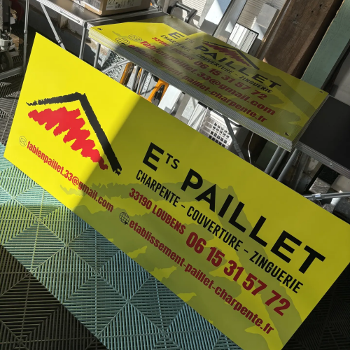 Panneaux de chantier jaunes Ets Paillet, charpente, couverture et zinguerie