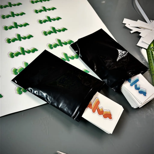Stickers personnalisés avec logo découpés au plotter