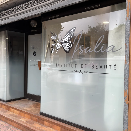 Vitrophanie dépolie avec logo papillon pour l'institut de beauté Isalia