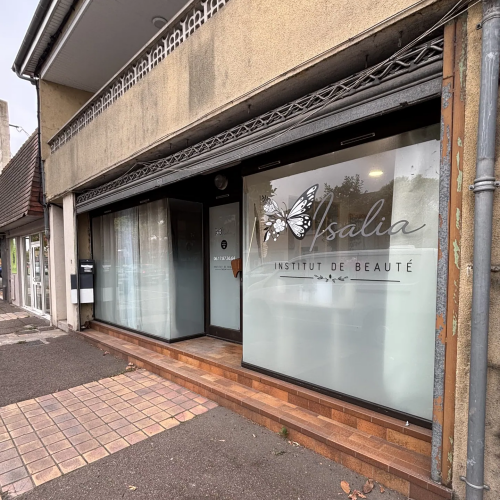 Vitrophanie sur la vitrine de l'institut de beauté Isalia, réalisée à Marmande