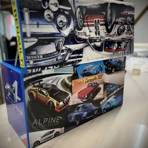 Caisse à outils décorée d'un covering vintage Alpine avec photos de voitures anciennes