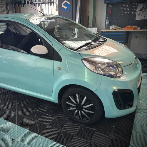 Changement de couleur par covering vert pastel sur Citroën C1