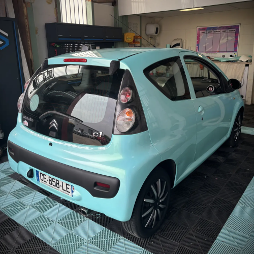 Citroën C1 en covering vert pastel, vue arrière dans l'atelier
