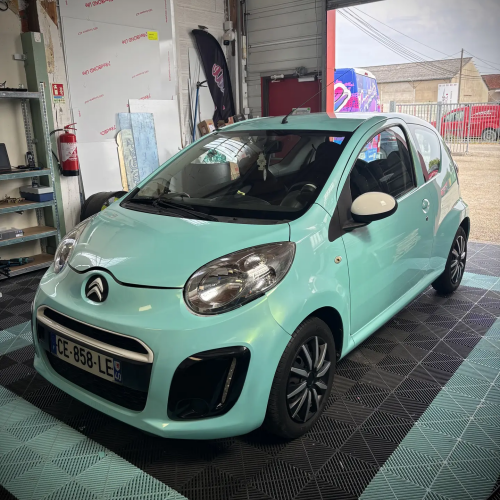 Citroën C1 vert pastel après pose du covering dans l'atelier Graphikate à Marmande