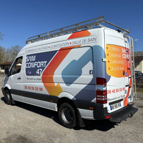 Covering publicitaire du fourgon Sani Confort 47, vue de profil, réalisé à Marmande