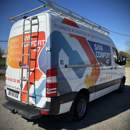 Fourgon Sani Confort 47 avec covering aux couleurs de l'entreprise, vue arrière