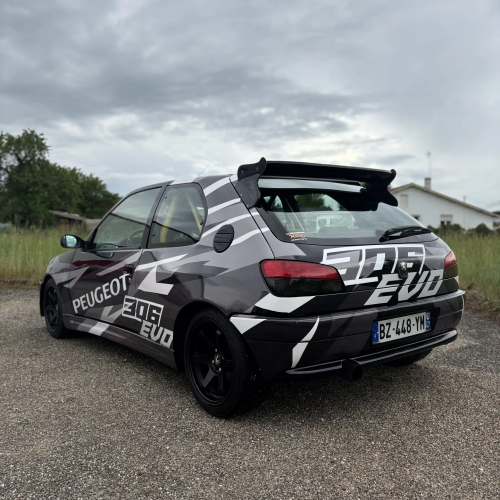 Covering racing noir et gris sur Peugeot de compétition en Lot-et-Garonne