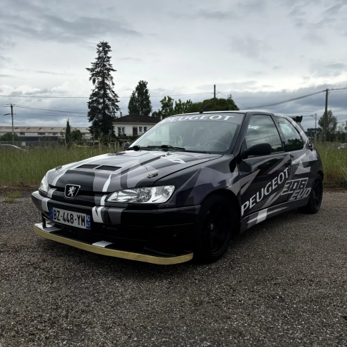 Covering noir et gris sur Peugeot de rallye, vue arrière, réalisé par Graphikate à Marmande