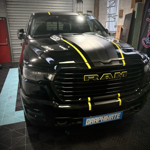 Bandes jaunes en covering sur le capot d'un pick-up RAM noir