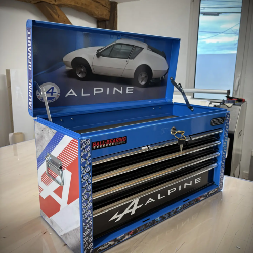 Servante d'atelier Alpine en covering bleu, capot ouvert avec visuel de berlinette
