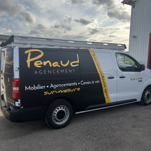 Utilitaire Renaud Agencement habillé d'un covering publicitaire, vue de profil