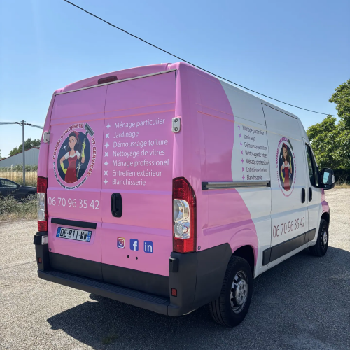 Utilitaire en covering rose avec logo et coordonnées, vue arrière