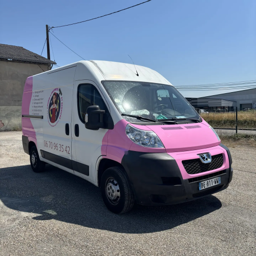 Covering rose et blanc sur utilitaire professionnel, vue avant
